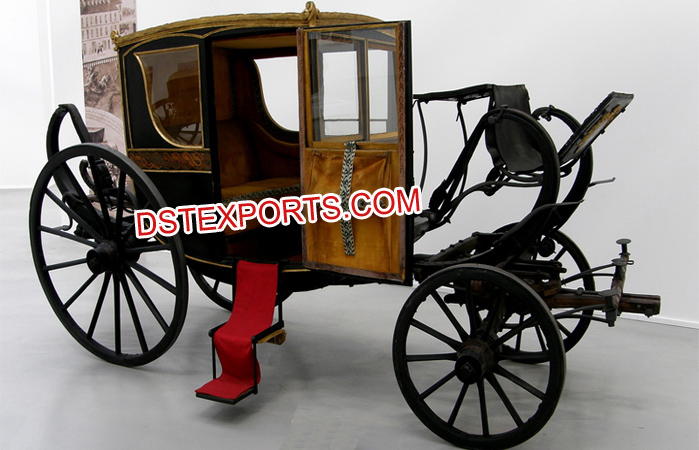 Stylish Royal Covered Horse Drawn Carriage