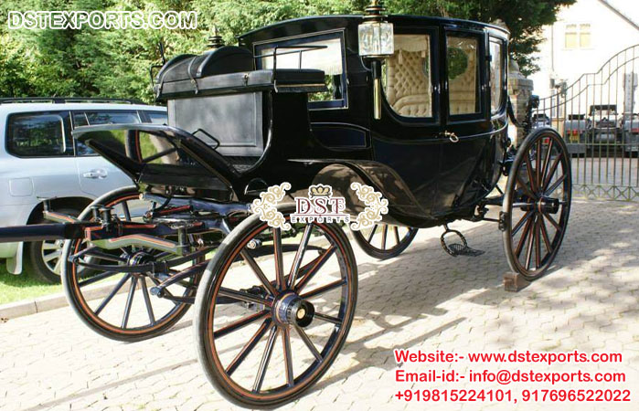 Royal Covered Black Horse Carriage for Princess